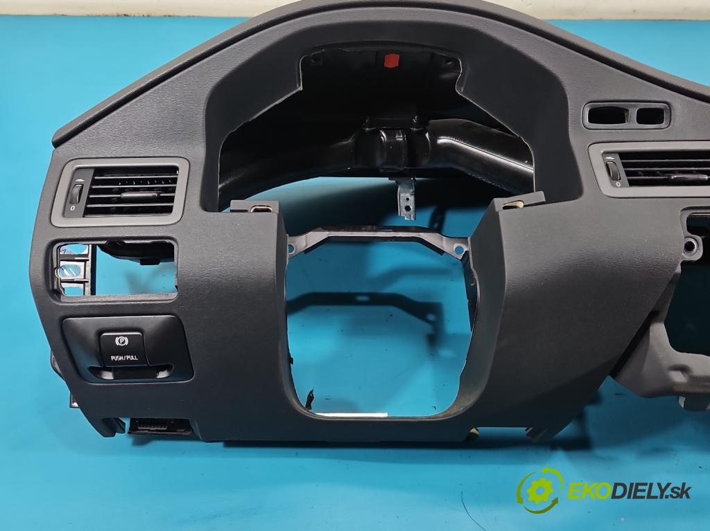 Volvo V70 III 2007-2016 2.0 16V 145 HP manual 107 kW 1999 cm3 5- kokpit,pristrojová doska rozdeľovacia