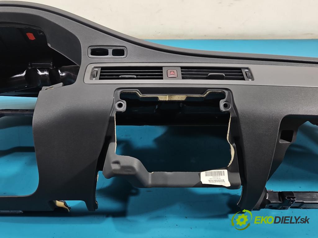 Volvo V70 III 2007-2016 2.0 16V 145 HP manual 107 kW 1999 cm3 5- kokpit,pristrojová doska rozdeľovacia