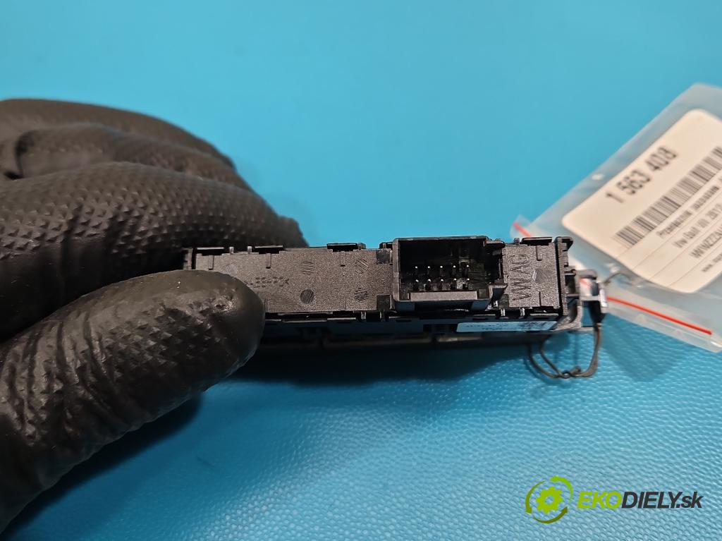 Vw Golf VII 2012-2020 1.2 TSI 86 HP manual 63 kW 1197 cm3 5- prepínač ostatné 5G1927238E