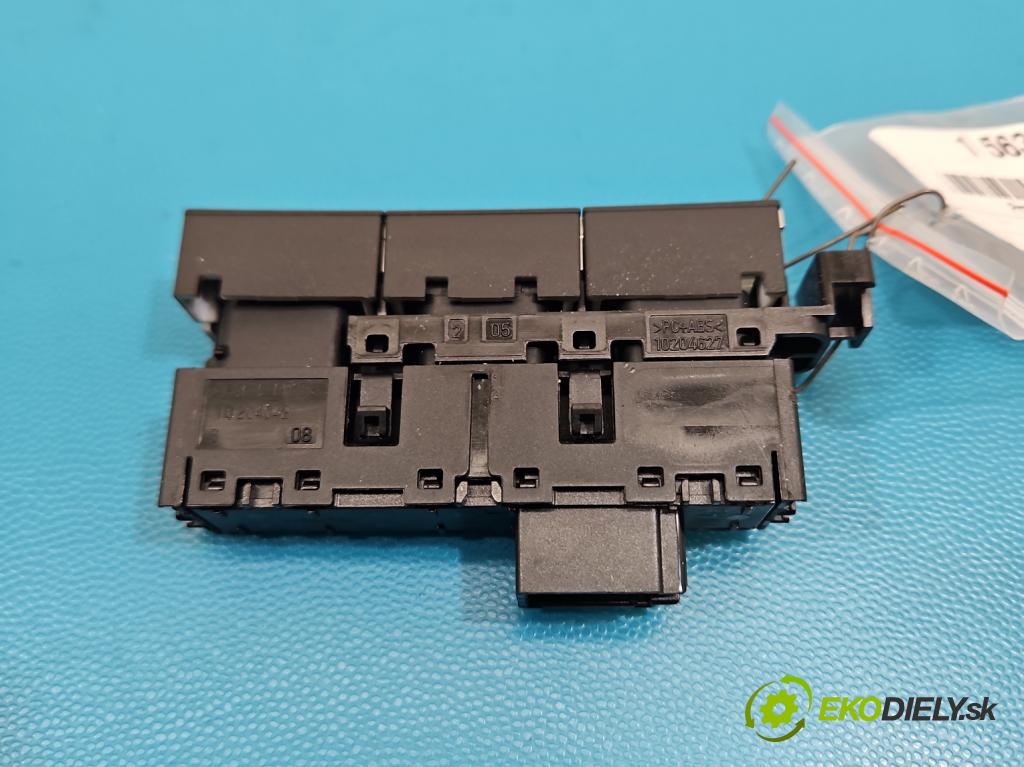 Vw Golf VII 2012-2020 1.2 TSI 86 HP manual 63 kW 1197 cm3 5- prepínač ostatné 5G1927238E