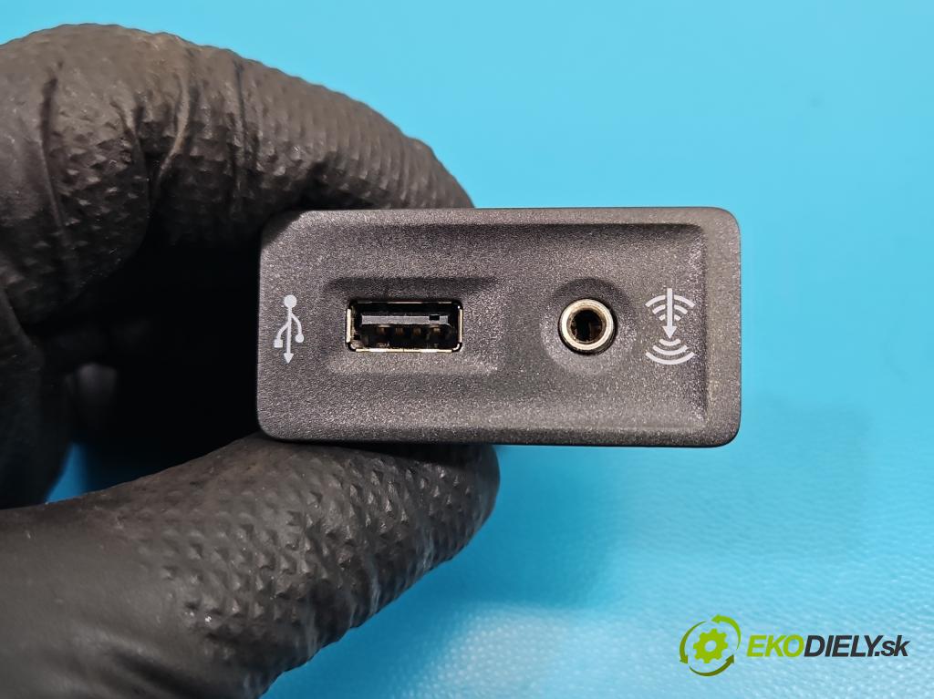 Vw Golf VII 2012-2020 1.2 TSI 86 HP manual 63 kW 1197 cm3 5- zásuvka USB 5G0035222E