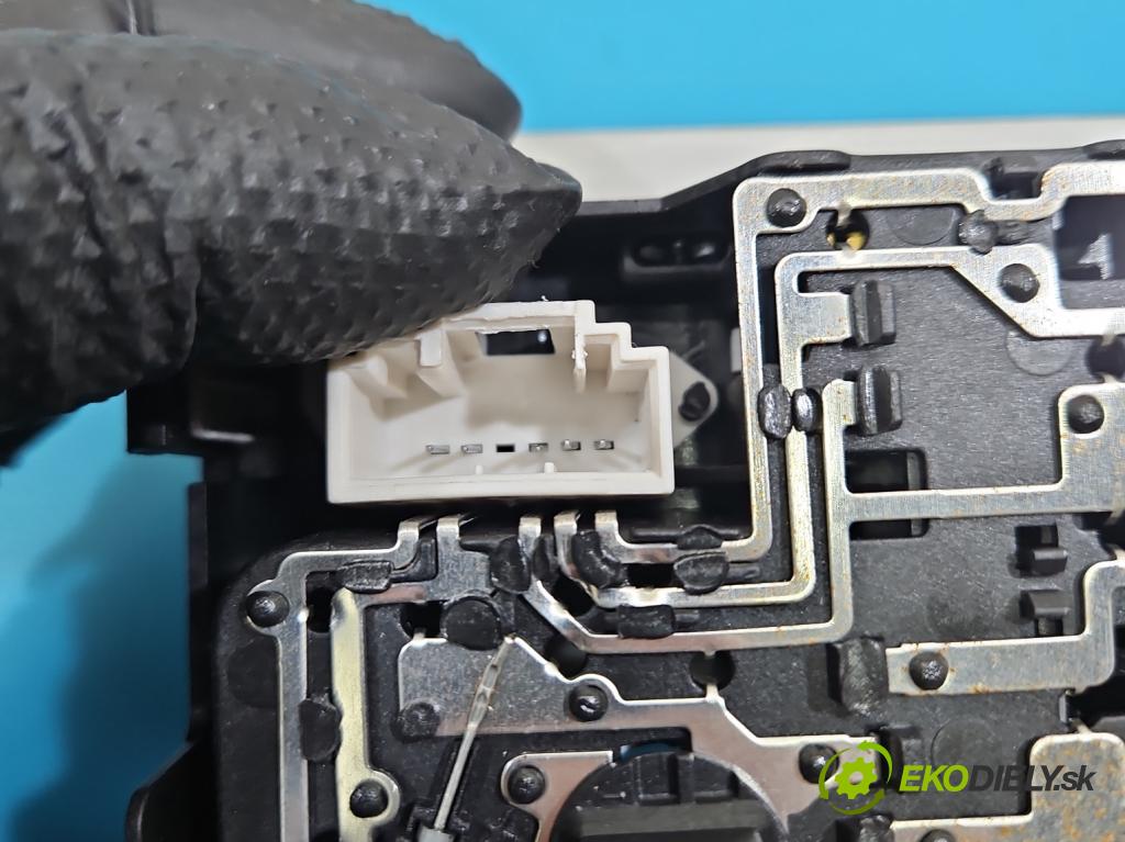 Vw Golf VII 2012-2020 1.2 TSI 86 HP manual 63 kW 1197 cm3 5- svetlo / reflektor interiéra 3B0035711B