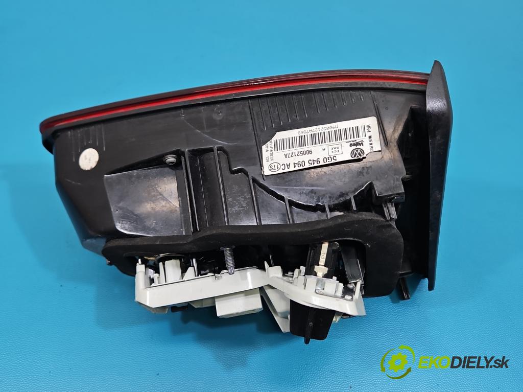 Vw Golf VII 2012-2020 1.2 TSI 86 HP manual 63 kW 1197 cm3 5- svetlo / reflektor zadné pravé 5G0945094AC (Kľučka dverí ostatné)