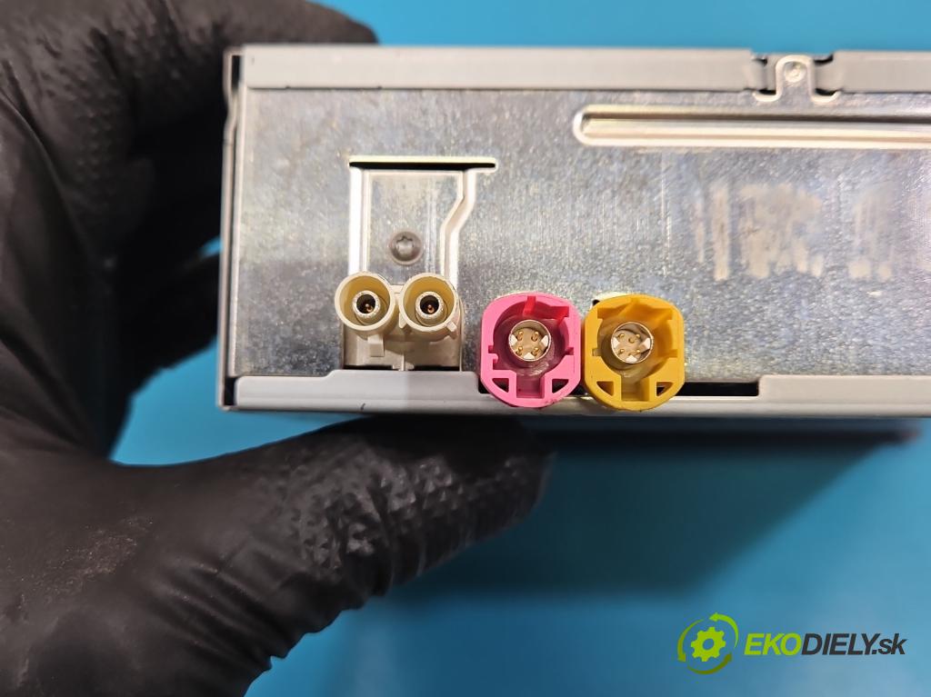 Vw Golf VII 2012-2020 1.2 TSI 86 HP manual 63 kW 1197 cm3 5- Navigácia: čítačka 3Q0035819B