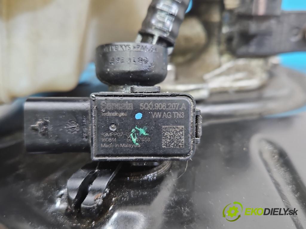 Vw Golf VII 2012-2020 1.2 TSI 86 HP manual 63 kW 1197 cm3 5- servo brzdové 5Q1614105CG