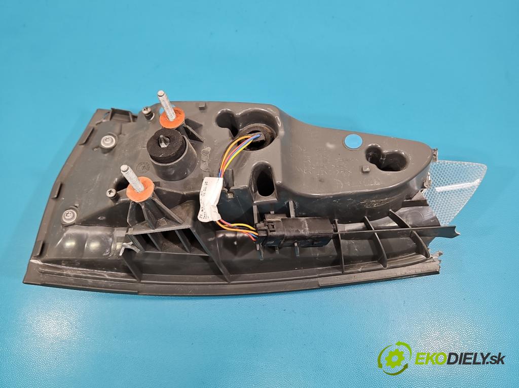 Ford Mondeo Mk5 2014-2022 2.0 16V 140 HP automatic 103 kW 1999 cm3 4- svetlo / reflektor zadné ľavé  (Kľučka dverí ostatné)