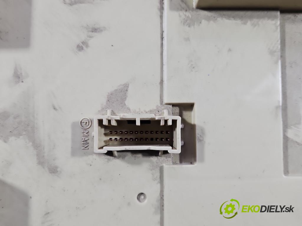 Hyundai I30 III 2016- 1.6 crdi 116 HP manual 85 kW 1598 cm3 5- skrinka poistka 91955-G4110 (Poistková skrinka)