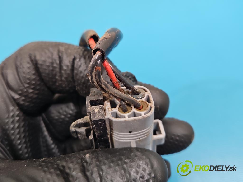 Toyota Rav4 I 1994-2000 2.0 16V 129 HP manual 95 kW 1998 cm3 3- zámok kufrové dvere zadné