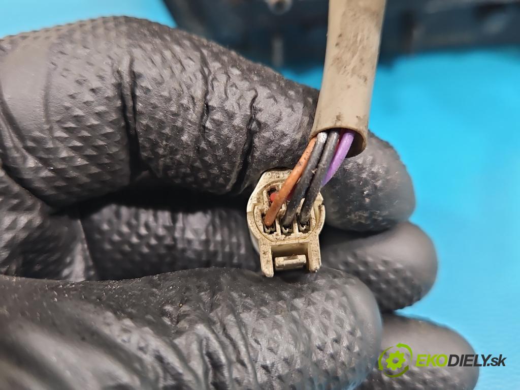 Toyota Corolla E12 2001-2009 1.6 vvti 110 HP manual 81 kW 1598 cm3 5- zrkadlo ľavé  (Kľučka dverí ostatné)