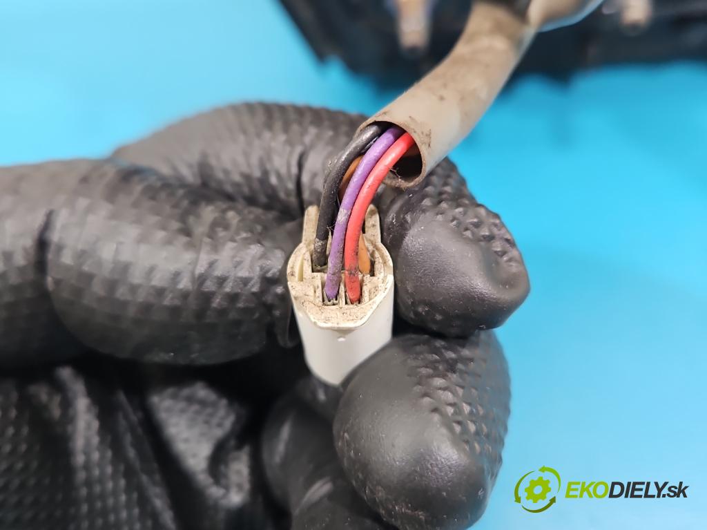 Toyota Corolla E12 2001-2009 1.6 vvti 110 HP manual 81 kW 1598 cm3 5- zrkadlo ľavé  (Kľučka dverí ostatné)