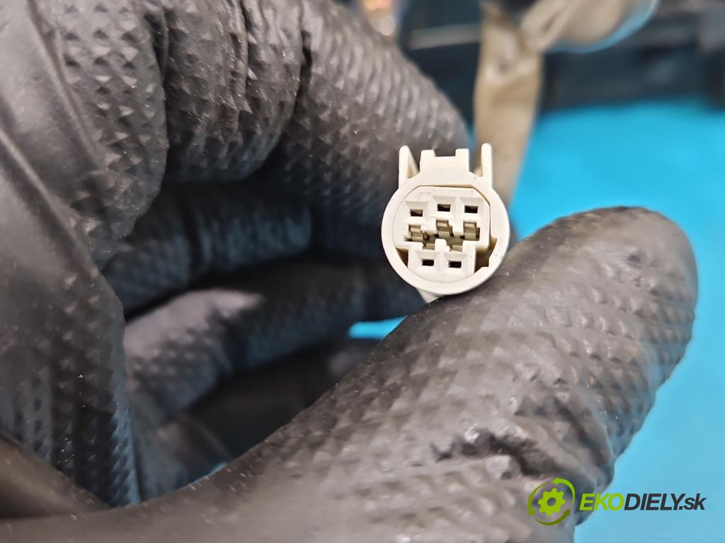 Toyota Corolla E12 2001-2009 1.6 vvti 110 HP manual 81 kW 1598 cm3 5- zrkadlo ľavé  (Kľučka dverí ostatné)