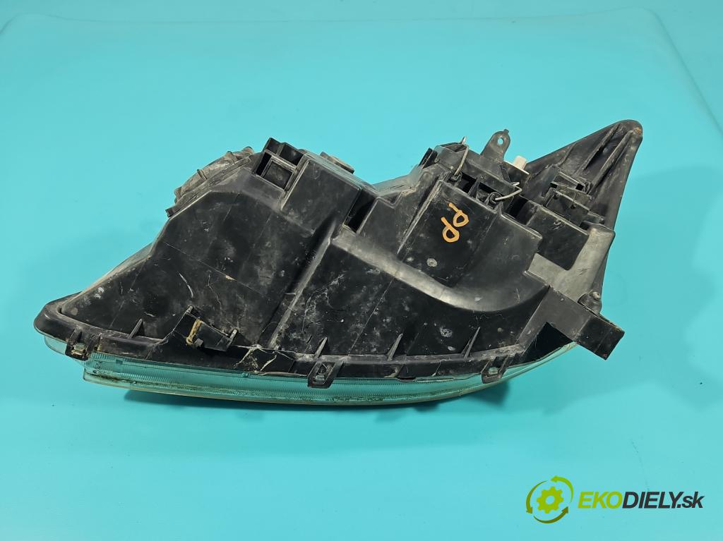 Toyota Corolla E12 2001-2009 1.6 vvti 110 HP manual 81 kW 1598 cm3 5- Reflektor: pravý  (Svetlo predné pravé)