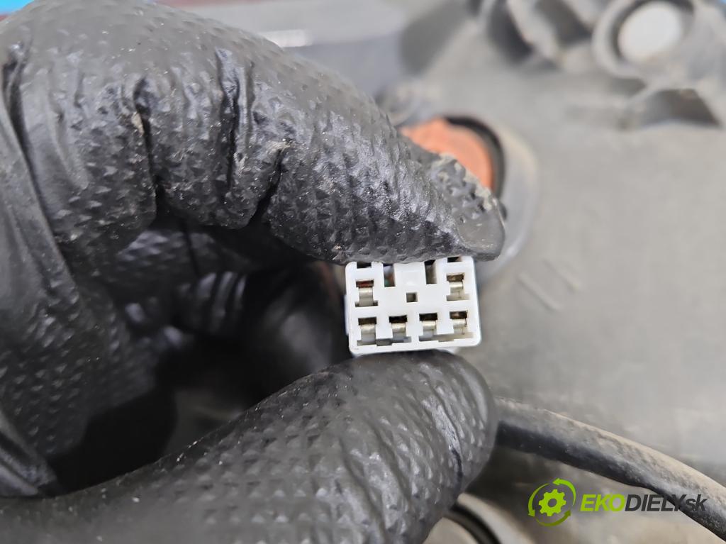 Kia Ceed I 2006-2012 2.0 crdi 140 HP manual 103 kW 1991 cm3 5- svetlo / reflektor zadné pravé  (Kľučka dverí ostatné)