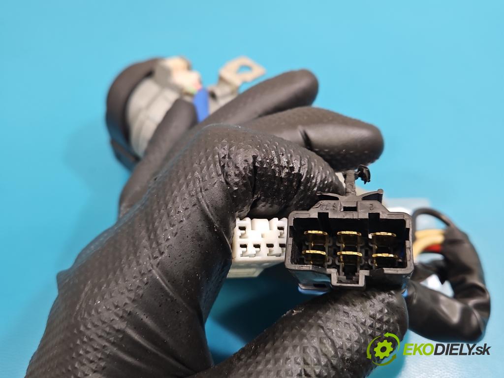 Kia Ceed I 2006-2012 2.0 crdi 140 HP manual 103 kW 1991 cm3 5- Spínačka  (Spínacia skrinka)