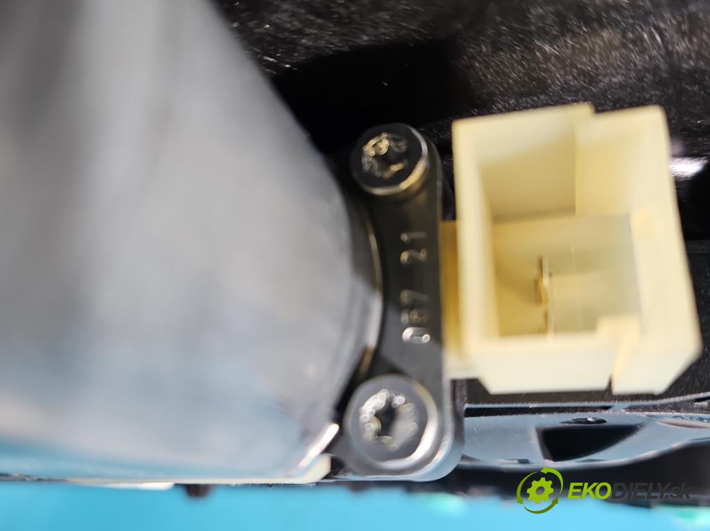 Skoda Octavia IV 2019- 2.0 TDI 116 hp manual 85 kW 1968 cm3 5- mechanismus stahování přední pravý 5Q0959802C