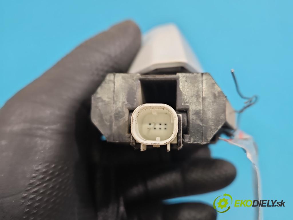 Skoda Octavia IV 2019- 2.0 TDI 116 hp manual 85 kW 1968 cm3 5- klika přední pravé 8V0839885 (Klika dveří ostatní)