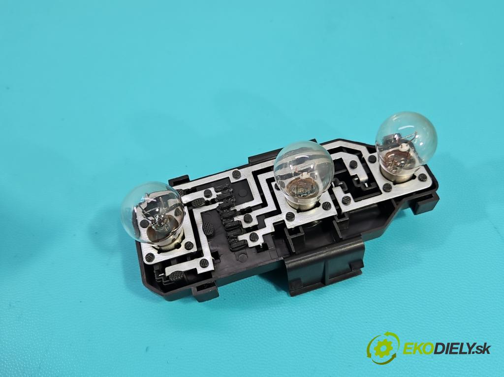 Audi A6 C5 1997-2004 2.5 tdi 179KM automatic 132 kW 2496 cm3 5- svetlo / reflektor zadné ľavé  (Kľučka dverí ostatné)