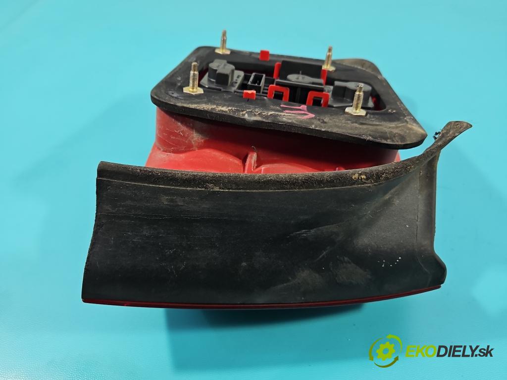 Audi A6 C5 1997-2004 2.5 tdi 179KM automatic 132 kW 2496 cm3 5- svetlo / reflektor zadné pravé 4B9945096F (Kľučka dverí ostatné)