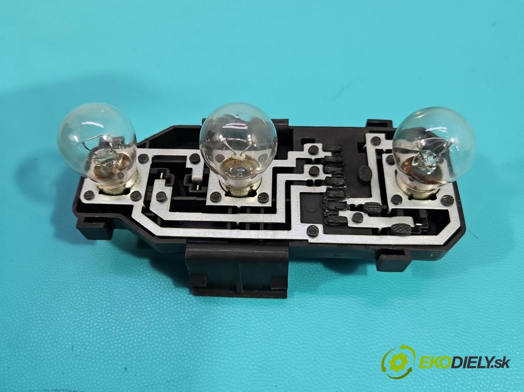 Audi A6 C5 1997-2004 2.5 tdi 179KM automatic 132 kW 2496 cm3 5- svetlo / reflektor zadné pravé 4B9945096F (Kľučka dverí ostatné)