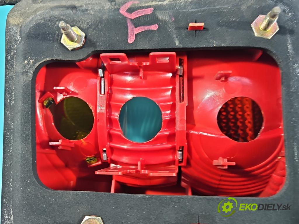 Audi A6 C5 1997-2004 2.5 tdi 179KM automatic 132 kW 2496 cm3 5- svetlo / reflektor zadné pravé 4B9945096F (Kľučka dverí ostatné)