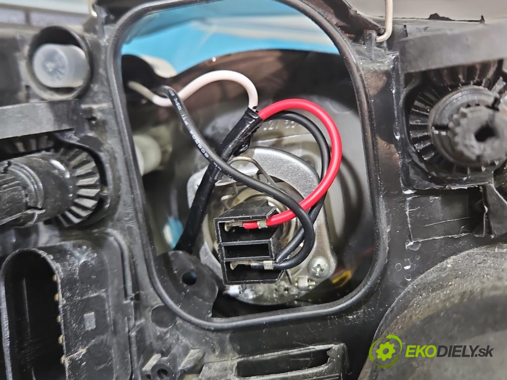 Seat Ibiza IV 6J 2008-2017 1.2 12V 69KM manual 51 kW 1198 cm3 3- světlo levý  (Klika dveří ostatní)