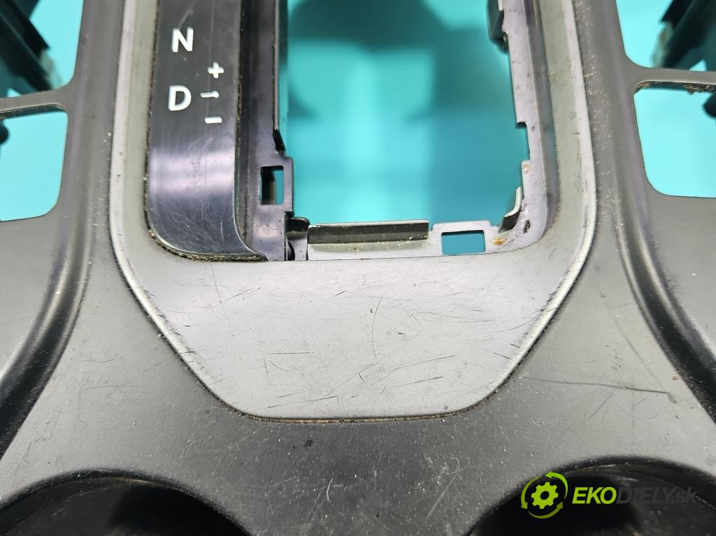 Hyundai Santa Fe III 2012–2018 2.4 GDI 190 HP automatic 140 kW 2359 cm3 5- Rukojeť: na nápoje: 84656-4Z101 (Držiak (úchyt) na nápoje)