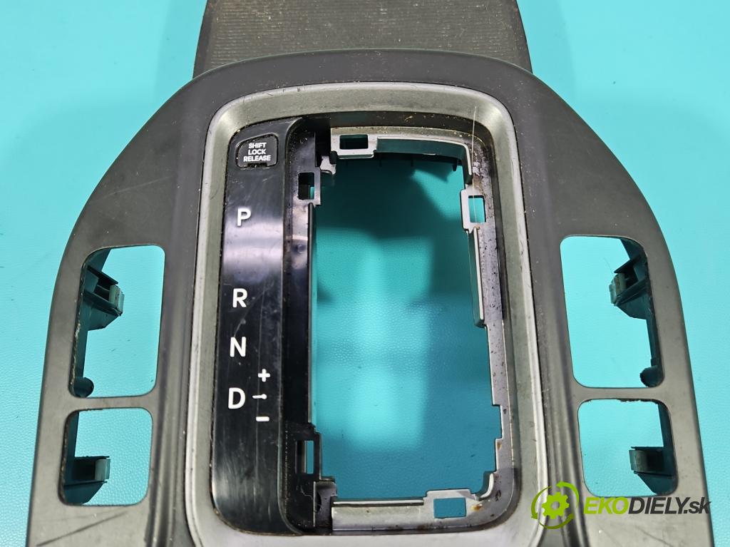 Hyundai Santa Fe III 2012–2018 2.4 GDI 190 HP automatic 140 kW 2359 cm3 5- Rukojeť: na nápoje: 84656-4Z101 (Držiak (úchyt) na nápoje)