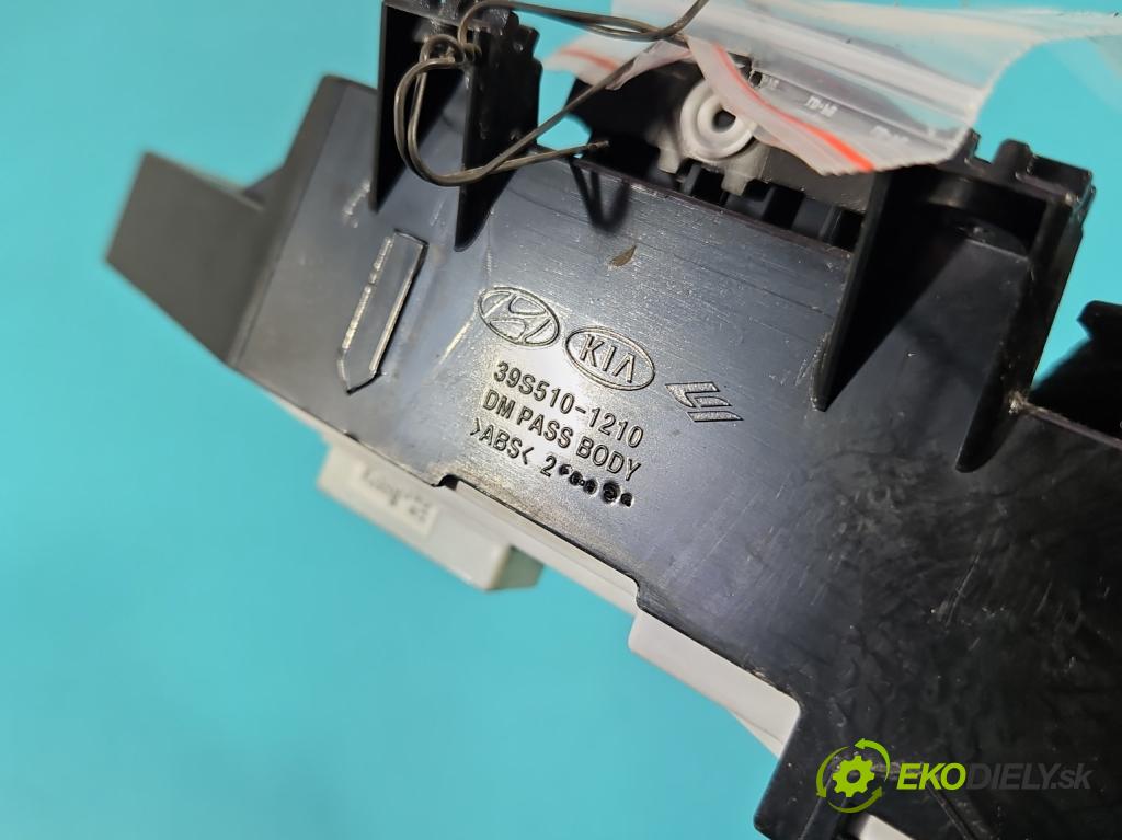 Hyundai Santa Fe III 2012–2018 2.4 GDI 190 HP automatic 140 kW 2359 cm3 5- prepínač okien spätných zrkadiel 93575-4Z300