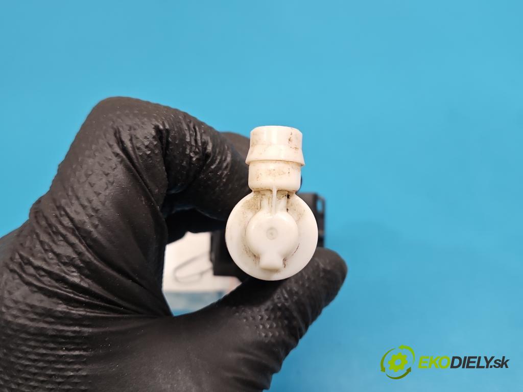 Toyota Rav4 IV 2013-2018 2.0 D4D 124hp manual 91 kW 1998 cm3 5- ostrekovač reflektor: pravý 70227