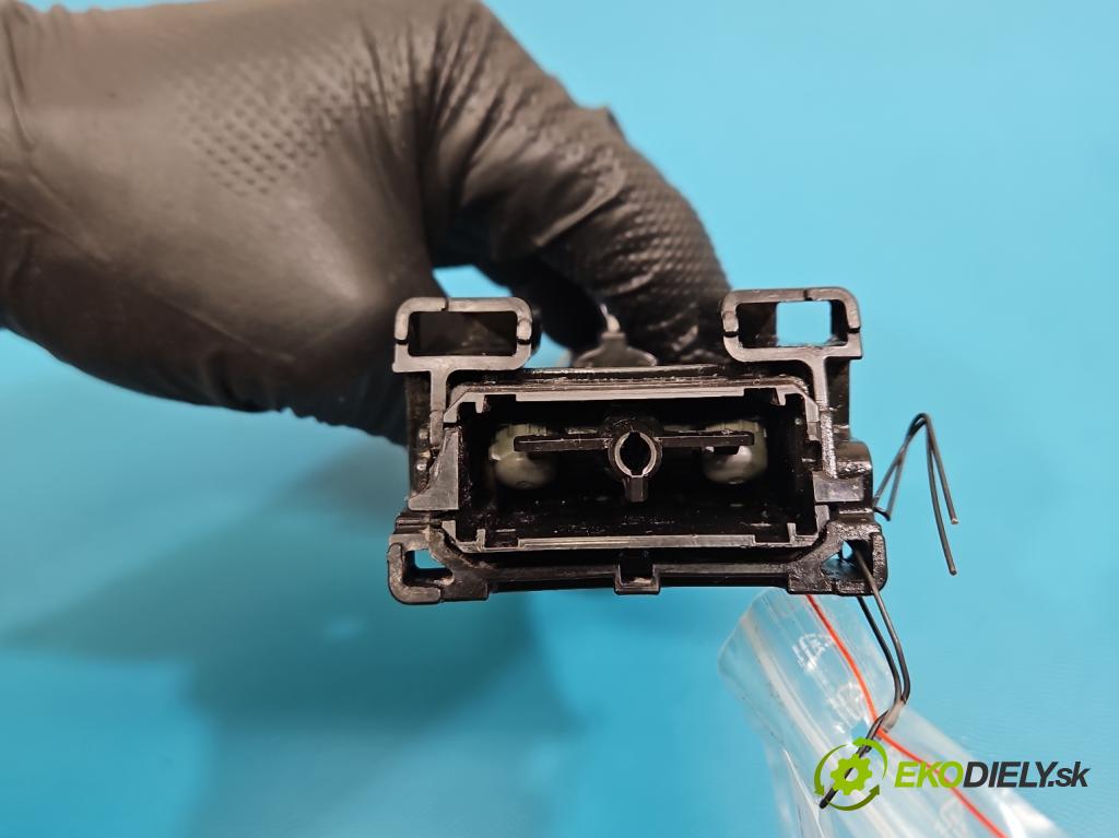 Toyota Rav4 IV 2013-2018 2.0 D4D 124hp manual 91 kW 1998 cm3 5- ostrekovač reflektor: pravý 70227