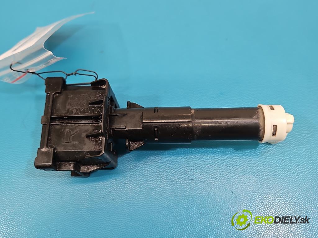 Toyota Rav4 IV 2013-2018 2.0 D4D 124hp manual 91 kW 1998 cm3 5- ostrekovač reflektor: pravý 70227