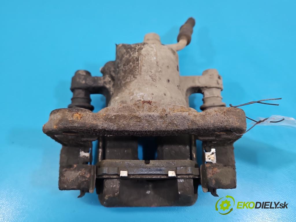 Toyota Rav4 IV 2013-2018 2.0 D4D 124 hp manual 91 kW 1998 cm3 5- brzdič zadní pravý  (Klika dveří ostatní)