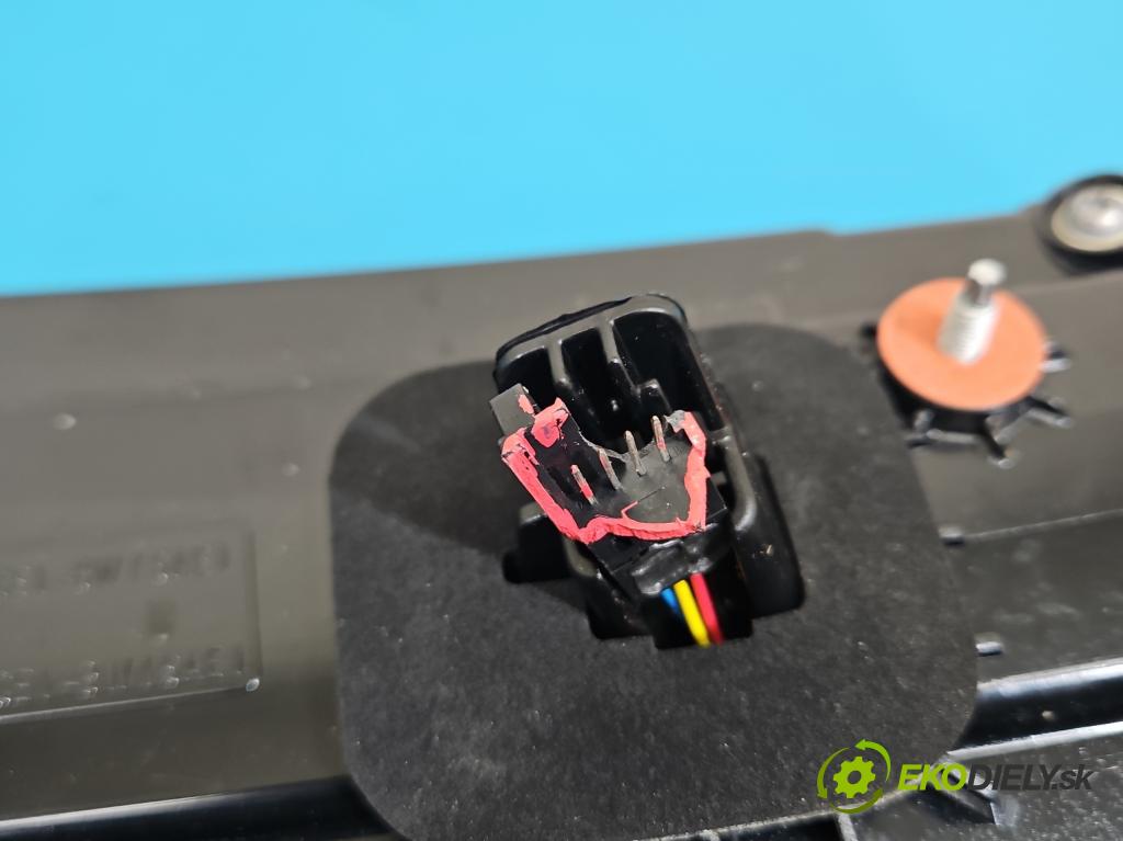 Audi Q7 2015- 3.0 TFSI CRE 333KM: automatic 245 kW 2995 cm3 5- světlo zadní pravé 4M0945093D (Klika dveří ostatní)