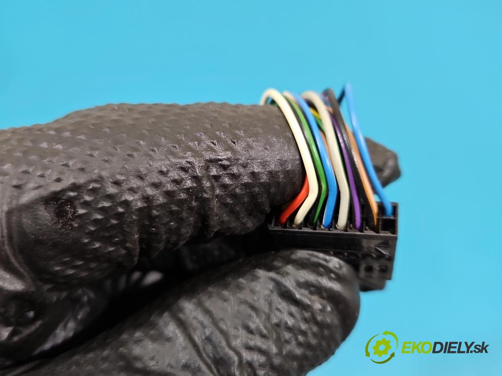 Audi Q7 2015- 3.0 TFSI CRE: 333KM: automatic 245 kW 2995 cm3 5- zrkadlo pravé  (Kľučka dverí ostatné)