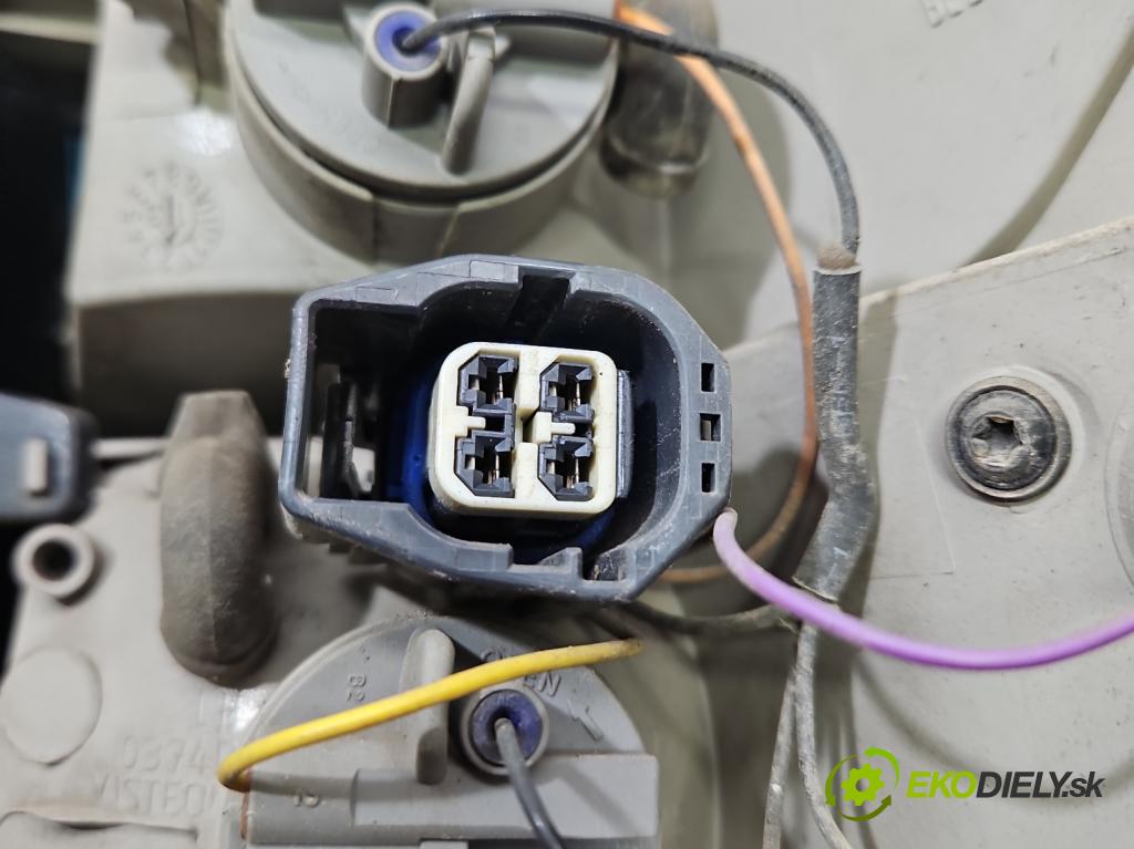 Ford Focus Mk3 2010-2018 1.6 tdci 105 HP manual 77 kW 1560 cm3 5- svetlo / reflektor zadné ľavé  (Kľučka dverí ostatné)