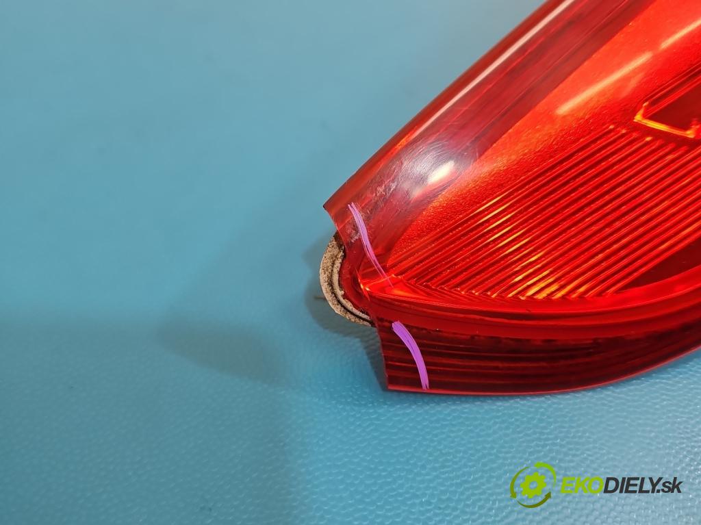 Ford Focus Mk3 2010-2018 1.6 tdci 105 HP manual 77 kW 1560 cm3 5- svetlo / reflektor zadné ľavé  (Kľučka dverí ostatné)