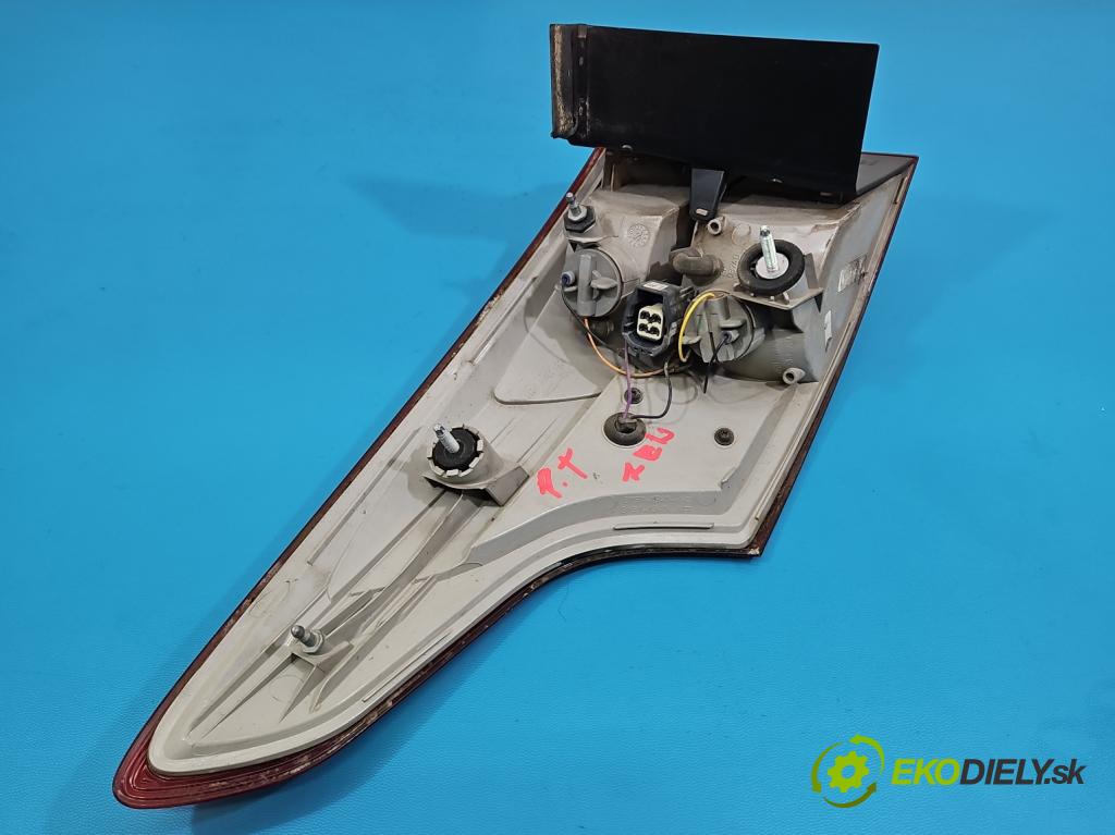 Ford Focus Mk3 2010-2018 1.6 tdci 105 HP manual 77 kW 1560 cm3 5- svetlo / reflektor zadné pravé BM51-13404-G (Kľučka dverí ostatné)