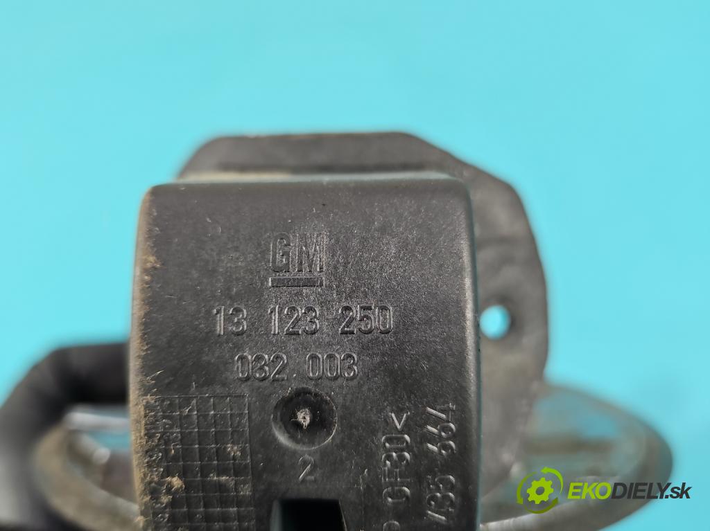 Opel Meriva A 2002-2010 1.6 16V 101 HP manual 74 kW 1598 cm3 5- Klapka nádrže palivo  (Kľučka dverí ostatné)