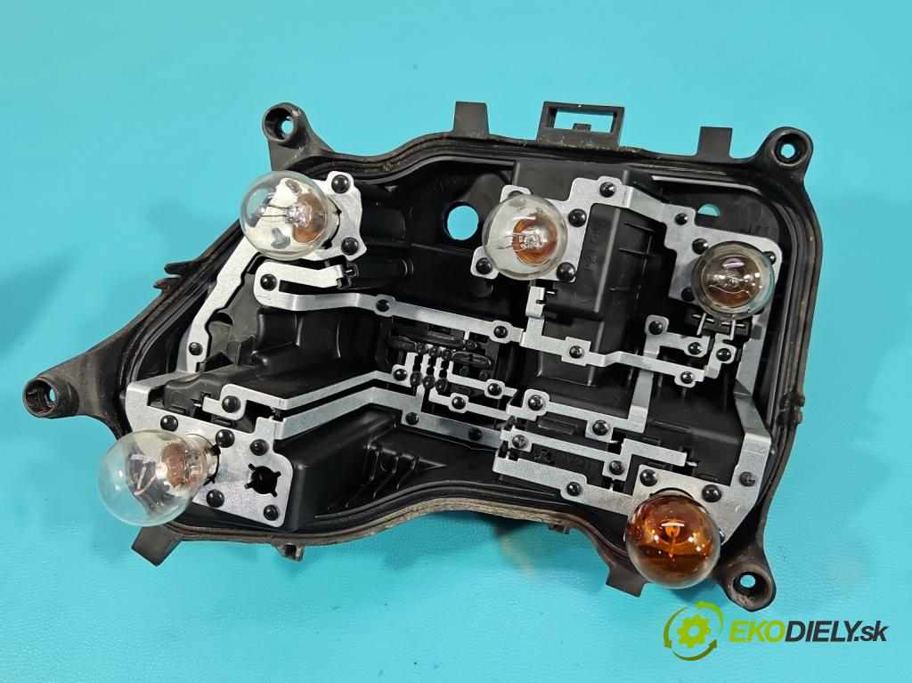 Peugeot 301 1.6 hdi 99 HP manual 73 kW 1560 cm3 4- svetlo / reflektor zadné pravé 9817299580 (Kľučka dverí ostatné)