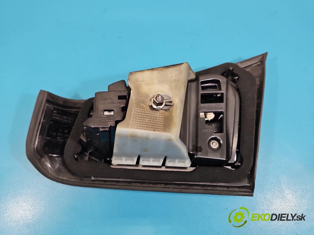 Mercedes A W177 2018- 2.0 T 306KM automatic 225 kW 1991 cm3 4- svetlo / reflektor zadné ľavé A1779063501 (Kľučka dverí ostatné)