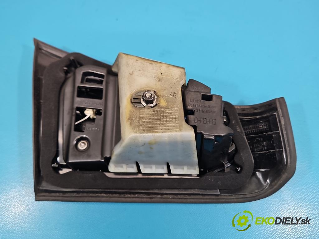 Mercedes A W177 2018- 2.0 T 306KM automatic 225 kW 1991 cm3 4- svetlo / reflektor zadné pravé A1779063601 (Kľučka dverí ostatné)