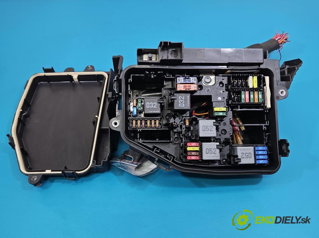 Mercedes A W177 2018- 2.0 T 306KM automatic 225 kW 1991 cm3 4- skříňka pojistková A1775404307 (Pojistková skříňka)