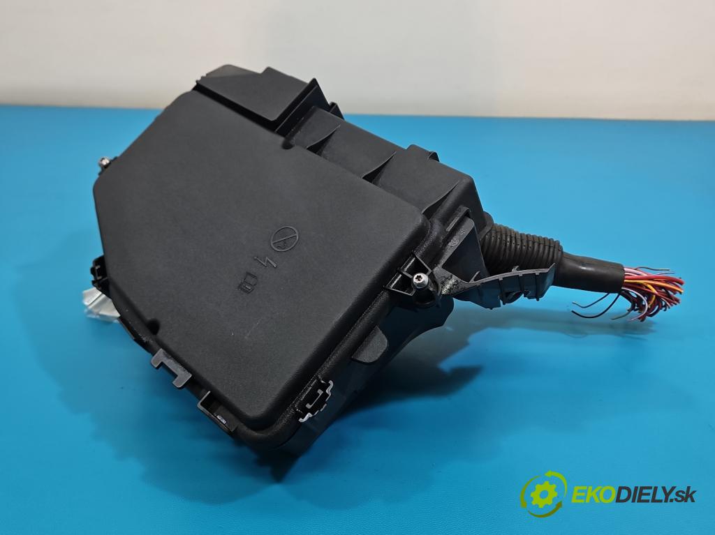 Mercedes A W177 2018- 2.0 T 306KM automatic 225 kW 1991 cm3 4- skříňka pojistková A1775404307 (Pojistková skříňka)