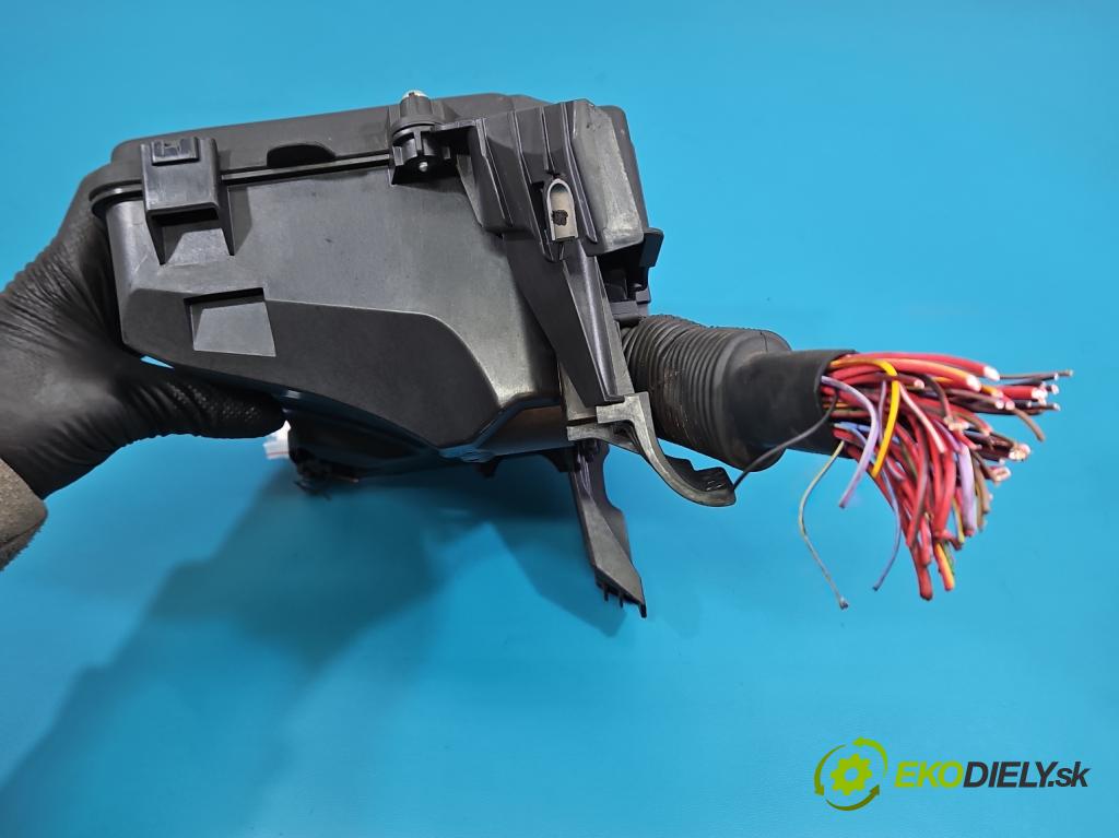 Mercedes A W177 2018- 2.0 T 306KM automatic 225 kW 1991 cm3 4- skříňka pojistková A1775404307 (Pojistková skříňka)