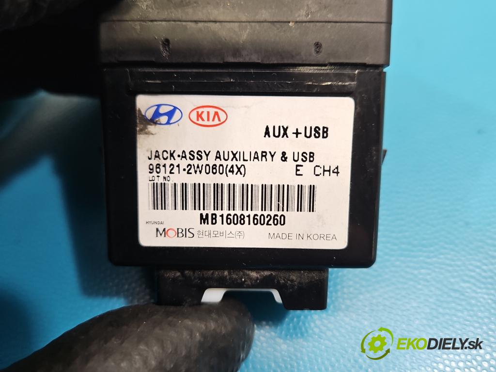 Hyundai Santa Fe III 2012–2018 2.4 GDI 190 HP automatic 140 kW 2359 cm3 5- zásuvka USB 96121-2W060