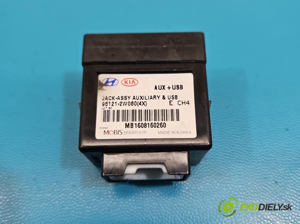 Hyundai Santa Fe III 2012–2018 2.4 GDI 190 HP automatic 140 kW 2359 cm3 5- zásuvka USB 96121-2W060