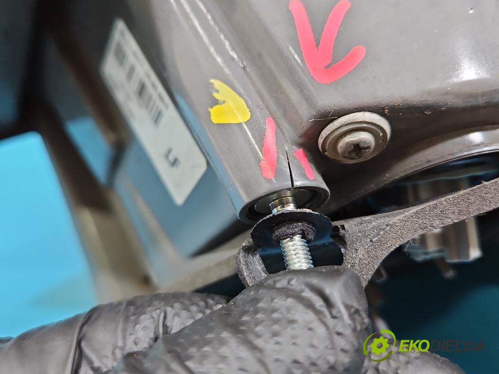 Toyota Corolla E16/E18  2013-2019 1.6 16V 132  HP manual 97 kW 1598 cm3 4- svetlo / reflektor zadné ľavé 81560-02A80 (Kľučka dverí ostatné)