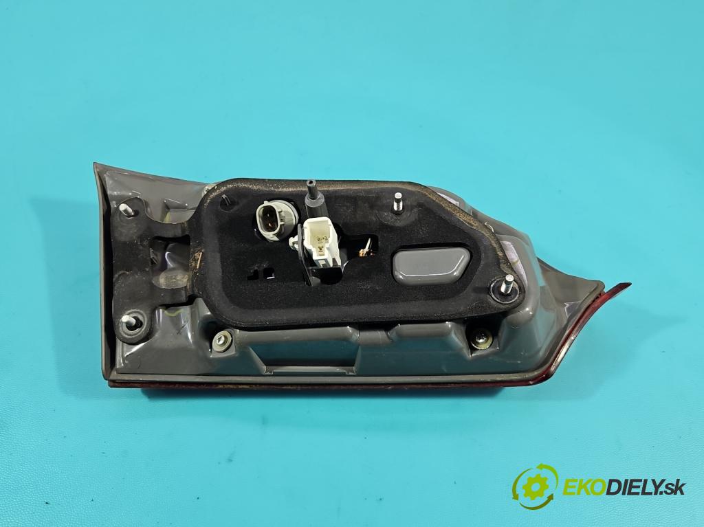 Toyota Corolla E16/E18  2013-2019 1.6 16V 132  HP manual 97 kW 1598 cm3 4- svetlo / reflektor zadné pravé 81580-02A30 (Kľučka dverí ostatné)