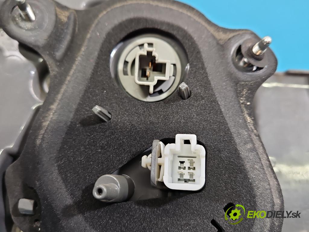 Toyota Corolla E16/E18  2013-2019 1.6 16V 132  HP manual 97 kW 1598 cm3 4- svetlo / reflektor zadné pravé 81550-02A80 (Kľučka dverí ostatné)