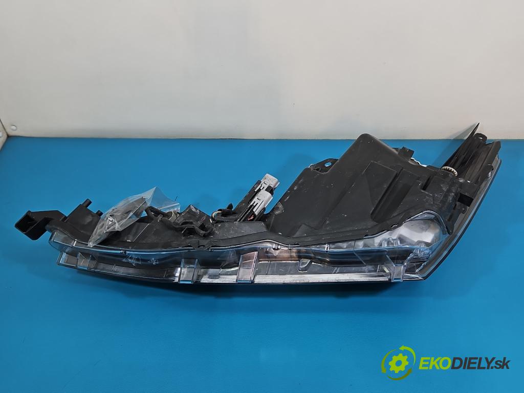Toyota Corolla E16/E18  2013-2019 1.6 16V 132  HP manual 97 kW 1598 cm3 4- Reflektor: pravý 223357572 (Svetlo predné pravé)